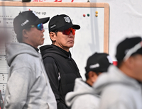 [포토] 경기 지켜보는 이강철 감독