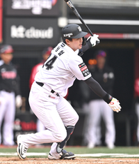 [포토] 문상철 ‘만루에 병살타라니’