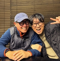 윤종신 “요즘 제일 핫하지만 1도 안 변했다”…장항준과 인증샷