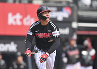 [포토] 오지환 ‘제대로 맞았어’