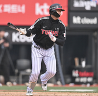 [포토] 홍창기 ‘병살타를 치다니’