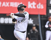 [포토] 김현수 ‘넘어가’