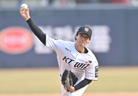 [포토] 역투하는 KT 스기모토