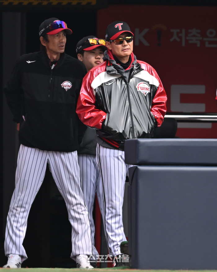 [포토] 경기 지켜보는 염경엽 감독