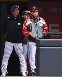[포토] 경기 지켜보는 염경엽 감독