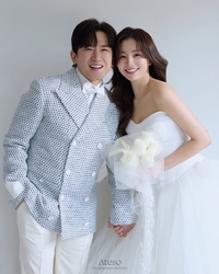 ‘두 딸 아빠’ 이민우, 출산 3개월 된 ‘♥이아미’와 웨딩화보 공개