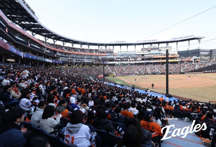 "시범경기인데, 벌써 매진이라니" 꽃샘추위도 못 막은 '야구 열기'...2년 연속 1200만 '청신호'