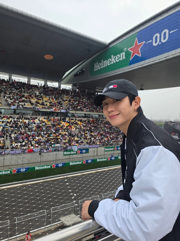 배우 정해인, 상하이 F1 모터스포츠 열기 속 빛나는 비주얼