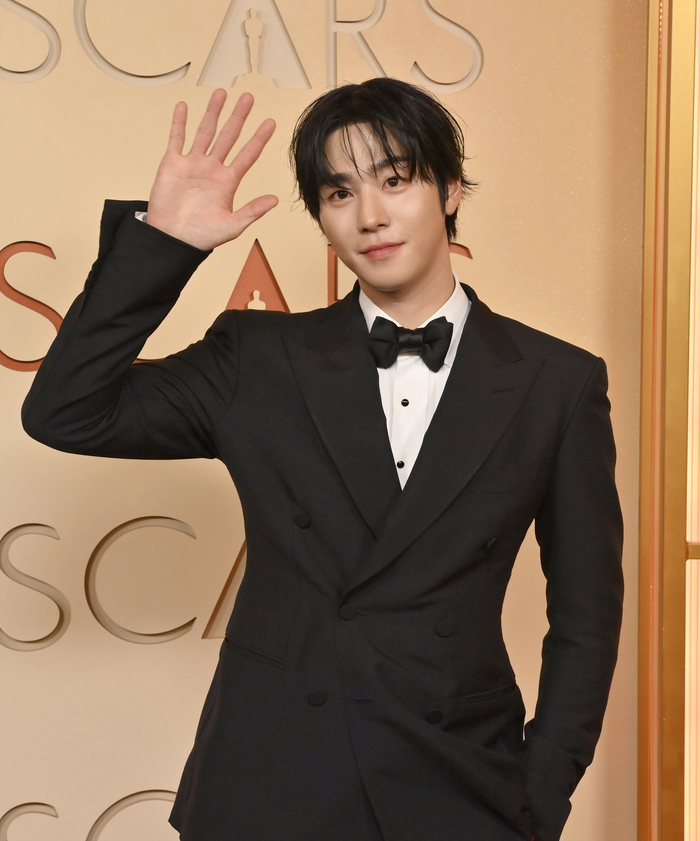 ‘케데헌 진우’ 안효섭, 美아카데미 레드카펫 밟았다…아이돌 자태