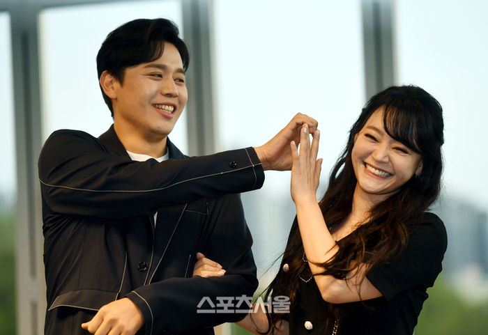 뮤지컬 ‘잉꼬부부’ 손준호♥김소현, 서로의 다름에 이끌린 사랑의 속삭임 “우리, 모니?”