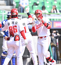 [포토]2점 홈런으로 기선제압하는 SSG 최정