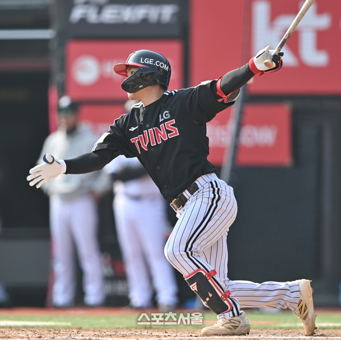 [포토] 강민균 ‘9회 깨끗한 중전안타’