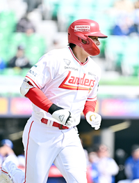 [포토]SSG 김재환, 첫 타석부터 안타!