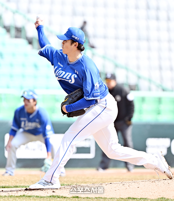 [포토]힘차게 공 뿌리는 삼성 미야지