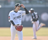 [포토] 오원석 ‘첫 타자부터 홈런을 맞다니’