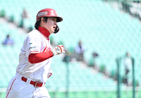 [포토]SSG 최정, 삼성 이승민 상대 2점 홈런