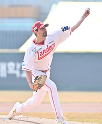 [포토]힘차게 공 뿌리는 SSG 베니지아노