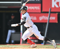 [포토] 2회 상대 실책으로 출루하는 권동진