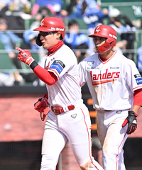 [포토]SSG 최지훈, 삼성 정민성 상대 2점 홈런