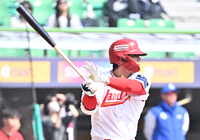 [포토]삼성과의 시범경기 안타 치는 SSG 김재환