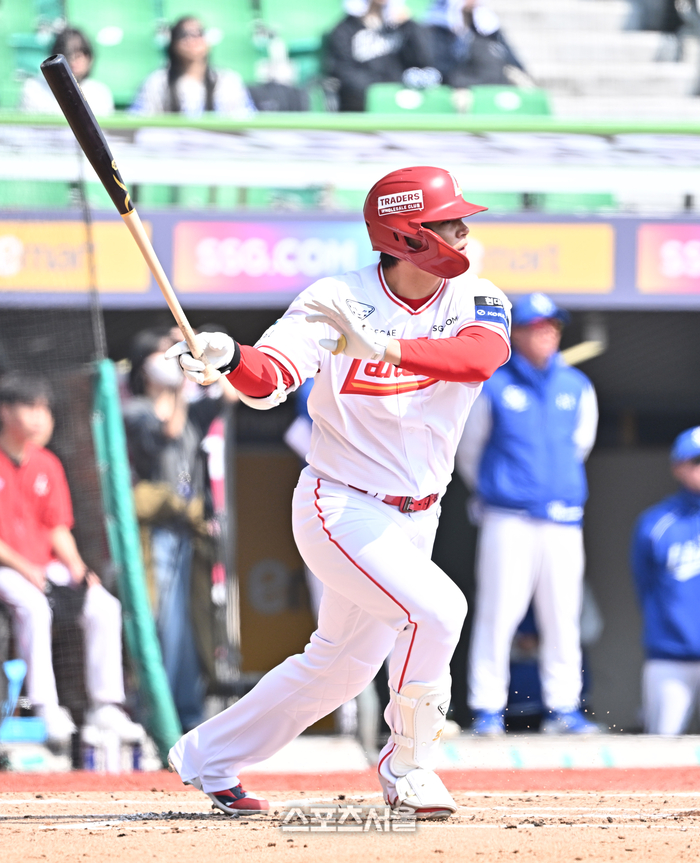 [포토]SSG 김재환의 안타