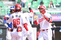 [포토]SSG 최정, 삼성 이승민 상대 선제 투런