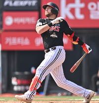 [포토] 오스틴 ‘넘어갔어’