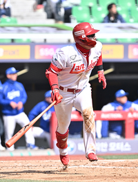 [포토]2점 홈런 치는 SSG 최지훈