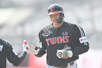 [포토] 1회 홈런포 이재원 ‘출발 좋아’