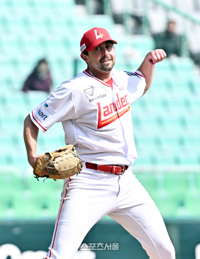 [포토]삼진으로 위기 넘기는 SSG 선발 베니지아노
