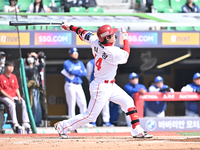 [포토]선제 투런 홈런 넘기는 SSG 최정