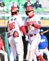 [포토]2점 홈런의 기쁨을 나누는 SSG 최지훈