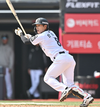 [포토] 안치영 ‘타구가 너무 떴어’