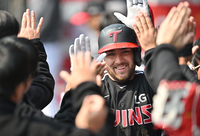 [포토] 오스틴 ‘홈런에 미소꽃 활짝’