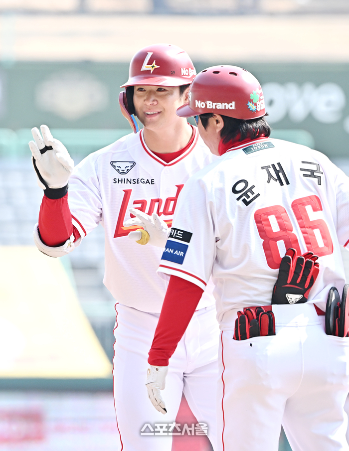 [포토]안타에 미소 짓는 SSG 김재환