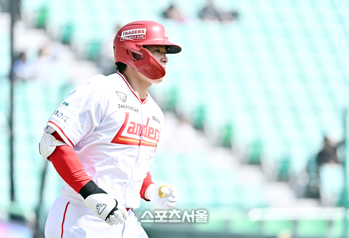 [포토]안타 기록하는 SSG 김재환