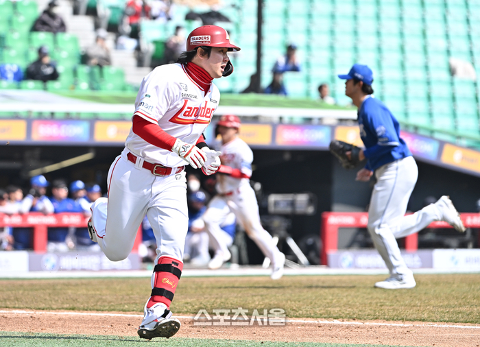 [포토]적시타로 2타점 추가하는 SSG 최정