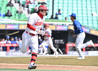 [포토]적시타로 2타점 추가하는 SSG 최정