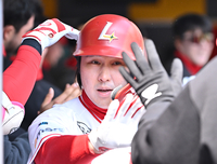 [포토]SSG 최정, 2점 홈런으로 출발!