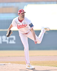 [포토]SSG 베니지아노, 삼성과의 시범경기 선발 등판