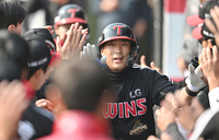 [포토] 9회 투런포 날린 송찬의