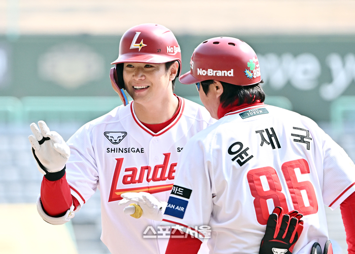 [포토]환하게 미소 짓고 있는 SSG 김재환