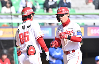 [포토]SSG 최지훈, 홈런으로 2점 더!