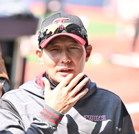 [포토] 기자들과 이야기 나누는 염경엽 감독