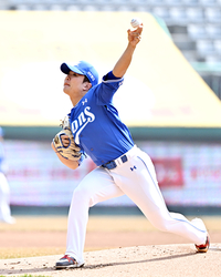 [포토]힘차게 공 뿌리는 삼성 이승민