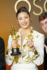 오스카 무대의 ‘대한민국 코드’…이재 드레스, 대한제국 대례복이었다