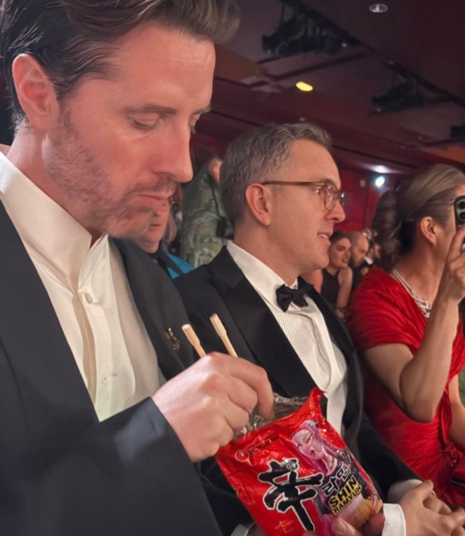 턱시도 입고 신라면 부쉈다…오스카 홀린 넷플릭스 감독의 ‘생라면 먹방’