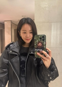 한지민, 시크한 매력… 가죽자켓과 뿔테안경으로 반전美 완성[★SNS]