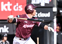 [포토]키움 서건창, KT 박지훈 상대 1타점 2루타