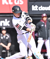 [포토]안타 치는 KT 이강민